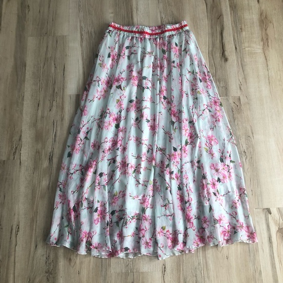 Chic Floral Maxi Skirt in Pink and White - Picture 2 of 9